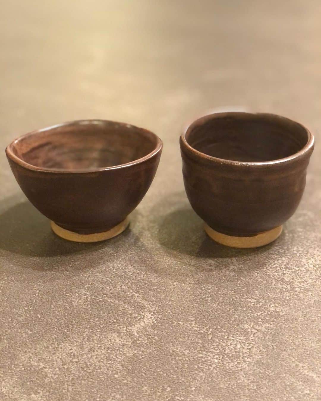 藤川球児のインスタグラム：「自分の手作り湯呑みが仕上がってきました🍵🍵 この自然な感じが良い😙 陶芸の世界に自分なりに興味持って楽しんでいきますね‼️ #kyuji22  #陶器  #陶芸」