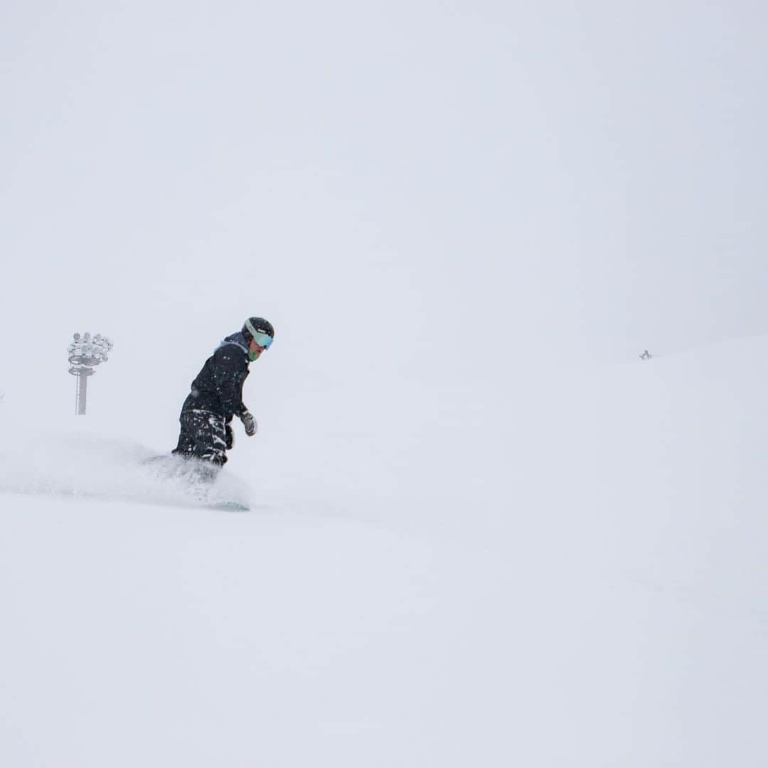 堀江貴文のインスタグラム：「#snowboarding #niseko #japow #最高の雪質」