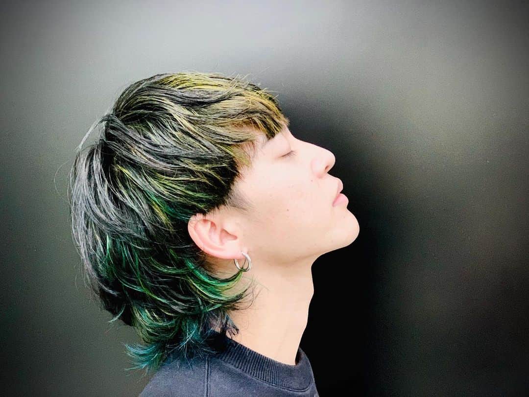 三山凌輝のインスタグラム：「New hair color. ✂️  #西村カット #turquoiseblue × #yellowgreen  #ウルフカット  #三山凌輝」