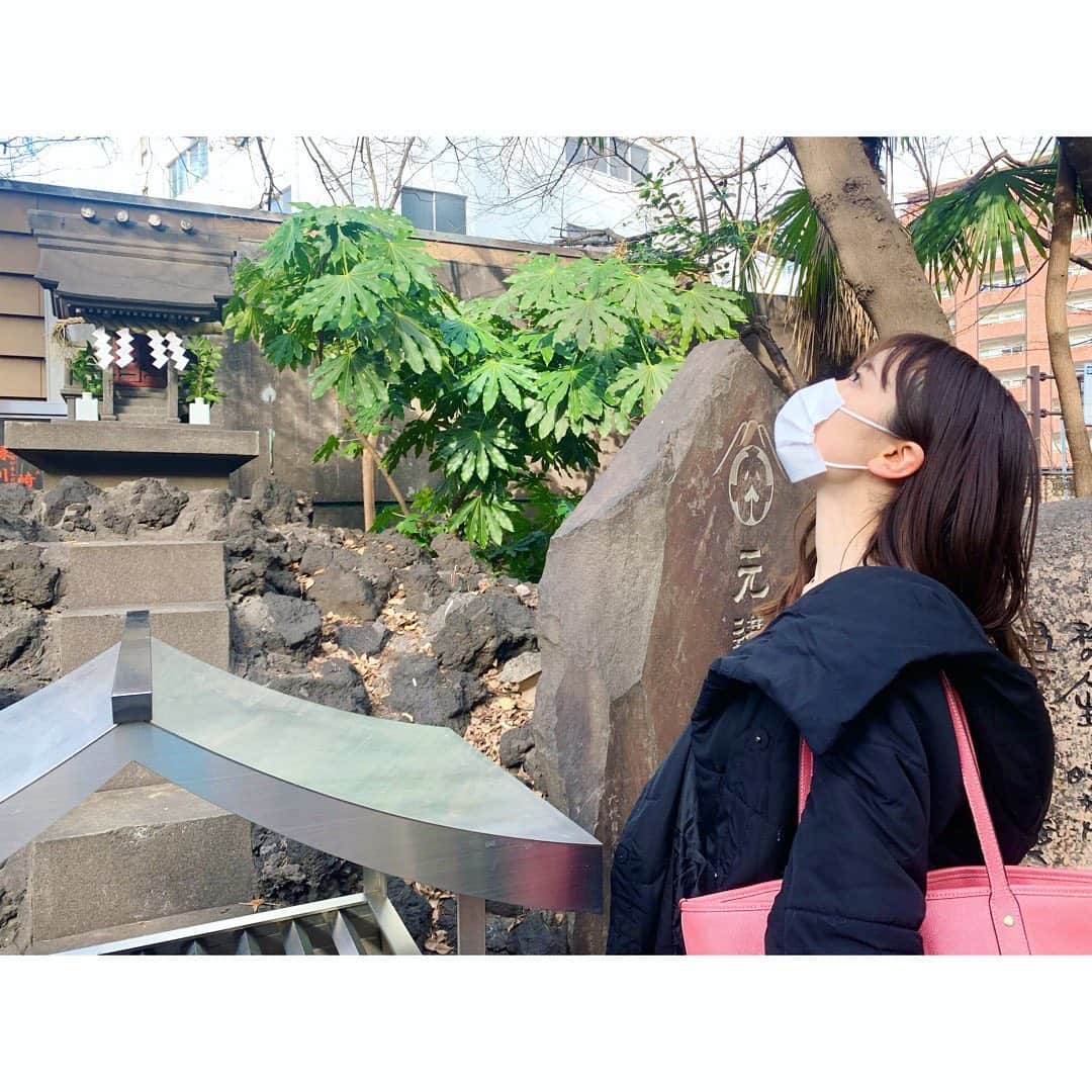 平岡映美のインスタグラム：「本日2月10日で、 Instagramを始めて2年です！ ・ いつも応援してくださる皆さま、本当にありがとうございます。 ・ 皆さまに感謝を込めて。 #花園神社　の芸能浅間神社にてお詣りを🌸⛩ ＊ #平岡映美 #感謝」