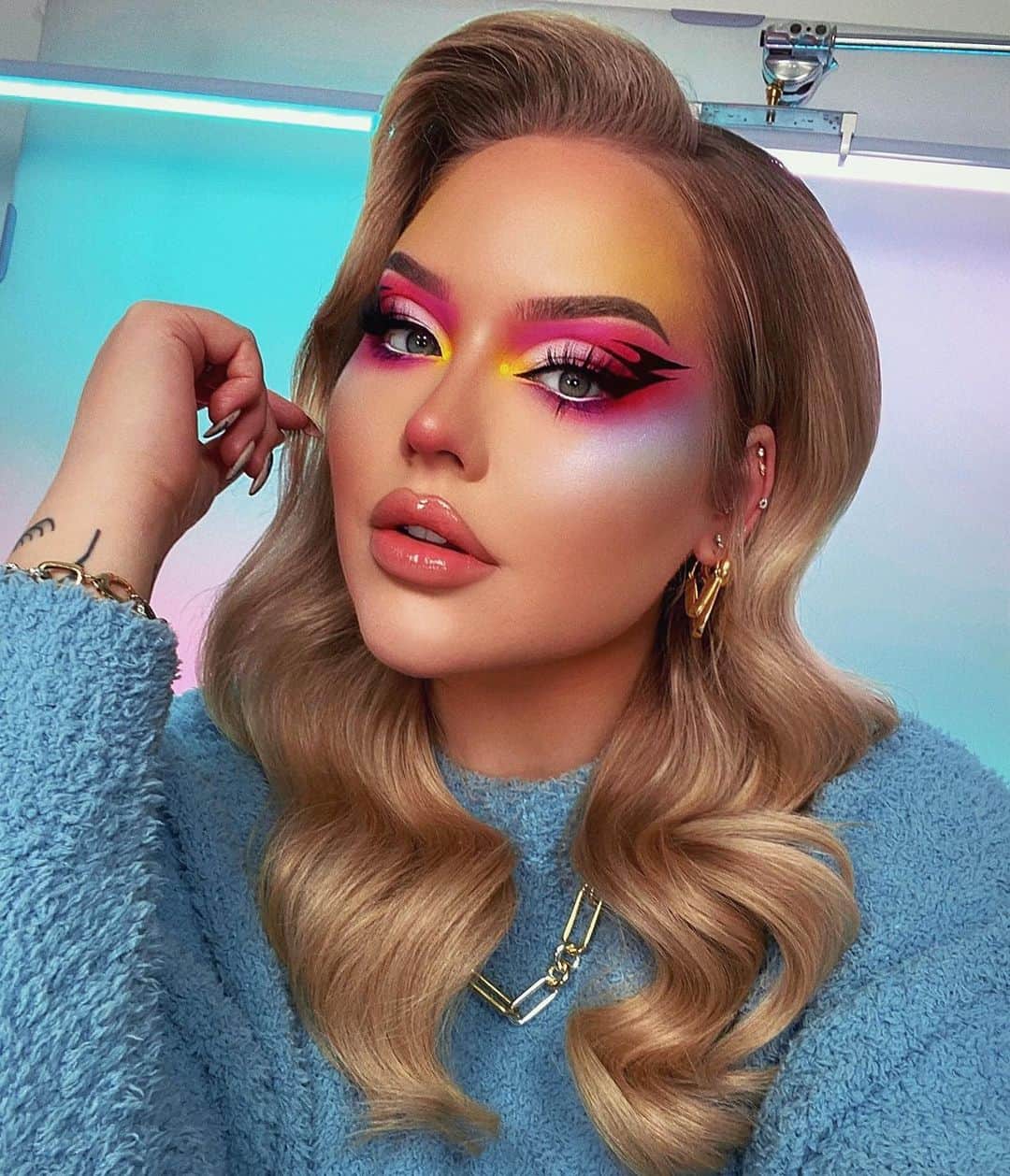 NikkieTutorialsのインスタグラム：「just so in love with this look, sorry 🥺🌈☁️✨ wearing my @beautybaycom eyeshadow palette, still available if you wanna get your hands on it 😇 liner inspired by @missenvyperu ⭐️」