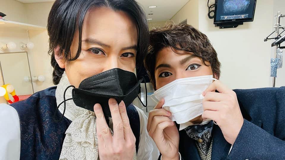 中村橋之助（4代目）のインスタグラム：「東京の楽屋は遼生さんとご一緒させて頂いてます！ 毎日たのしい！！！！笑  #ポーの一族 #小西遼生 #中村橋之助 #マスクをしながらマスクをしてない風に撮る技を一緒に見つけた」