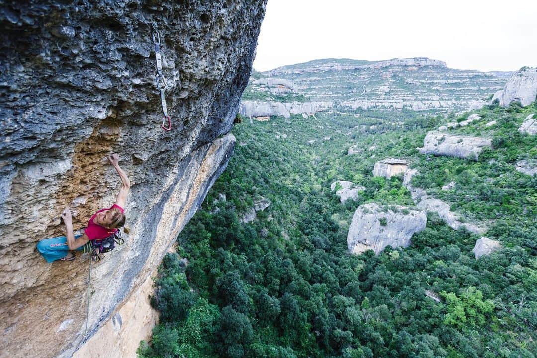 アンジェラ・アイターのインスタグラム：「Rock climbing is a discretionary good and traveling part of it. Spain is one of my prefered area hosting a stunning mixture of rock and plenty of routes thanks to @dani_andrada_climb for instance. • The pic reminds me on my trip to Margalef some years ago. It’s worth another visit if traveling is allowed again. Have you ever been there? • 📸 @bernardo_gimenez // „Era Vella, 9a“ Siurana #verleihtflügel @ferienregionimst @lasportivagram @team_edelrid」