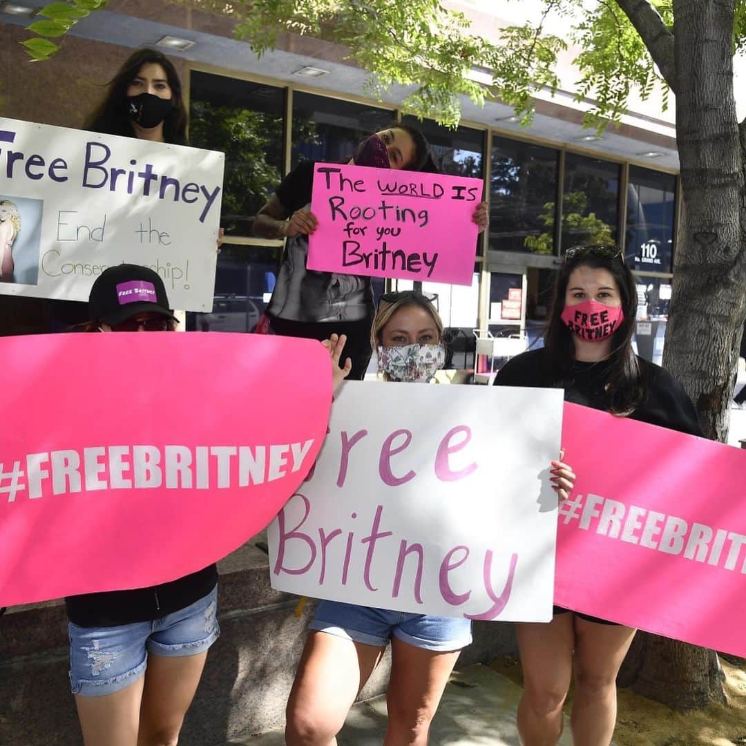 カイリン・ローリーのインスタグラム：「On today’s episode of @coffeeconvospodcast we talk about the #FreeBritney movement & how we feel about what we see as outsiders and fans. Have you watched #FramingBritney on Hulu?」