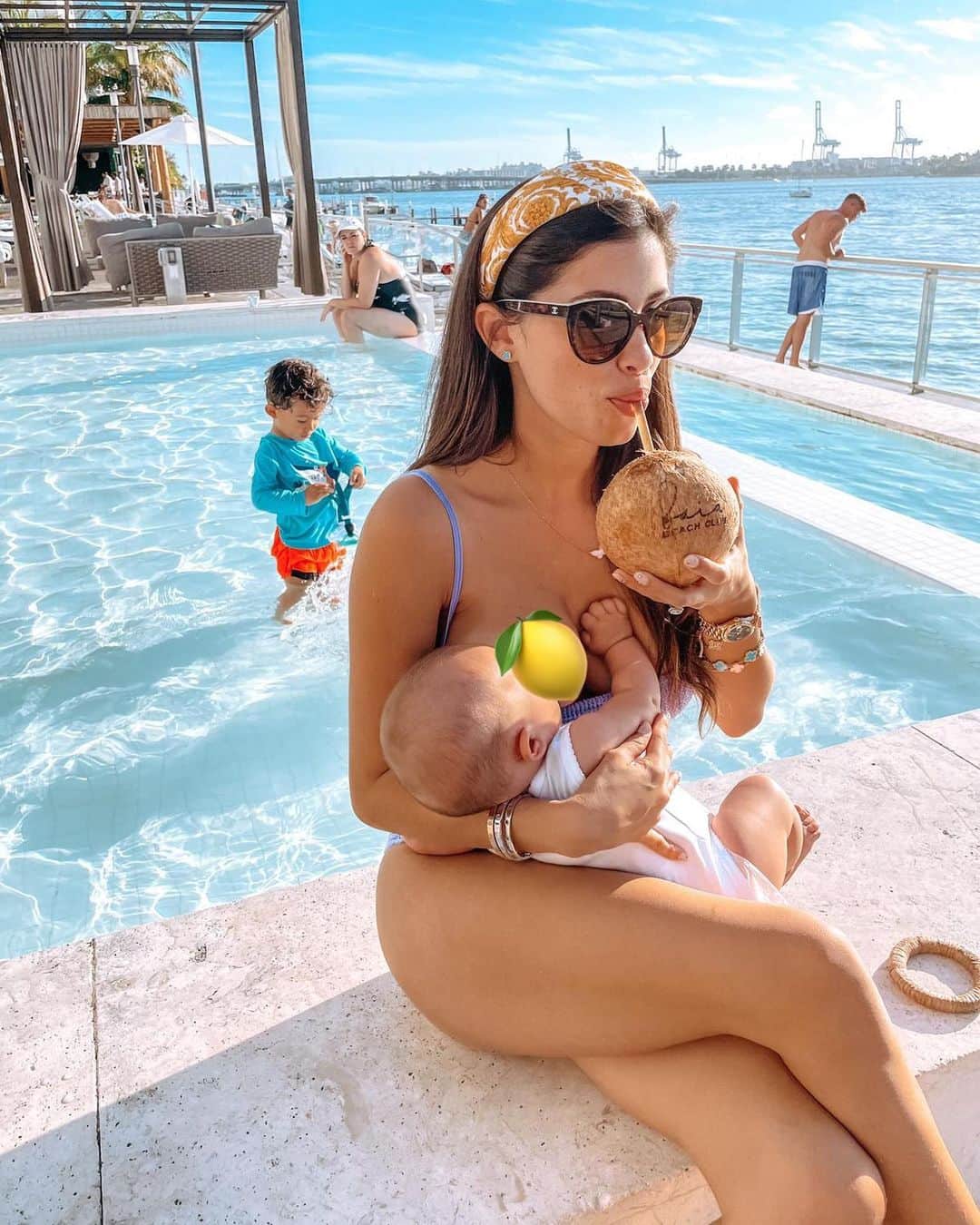 Alexandra M Rodriguezのインスタグラム：「Minding our business and staying hydrated 🥥😅🥰  #miami #florida #momlife #bf #coconut #gotmilk」