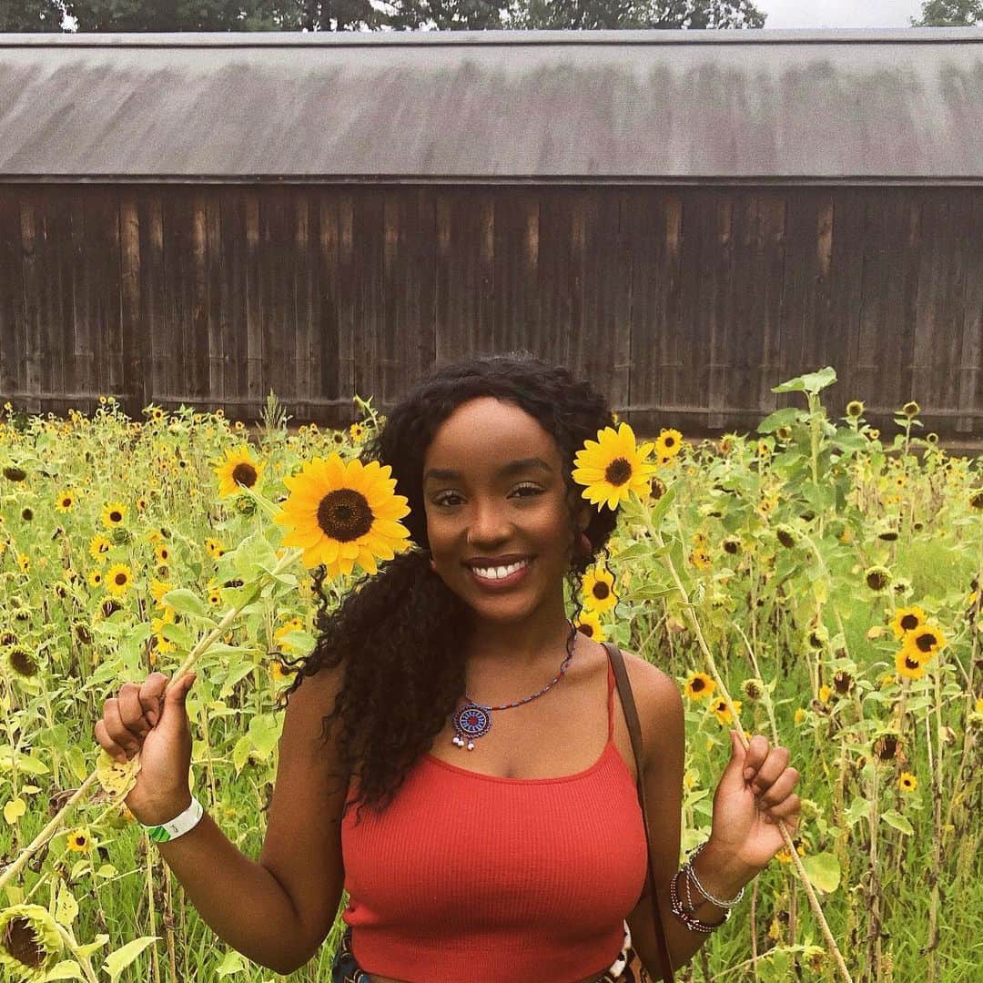 マーク・ラファロのインスタグラム：「Hello friends! My name is Wanjiku “Wawa” Gatheru (she/hers) from @wawa_gatheru. I am a 22-year-old environmental justice advocate, writer and Rhodes Scholar at the University of Oxford. Today I will be taking over Mark’s Instagram account as part of the Reclaiming Our Time campaign, a joint initiative by @blackgirlenvironmentalist, @passthemicclimate, and @generation__green to highlight Black climate activists at the forefront of addressing the climate crisis.  I am currently a student at the University of Oxford where I study & research at the intersections of policy, race, and environment. I am also the founder of @blackgirlenvironmentalist, an intergenerational community of Black girls, womxn and non-binary environmentalists. A supportive community, we exist as a vital space for underrepresented voices in the mainstream environmental movement to be centered, rather than sidelined. (Follow and support our work!!!)  As an organizer and writer, I work to ensure the environmental movement is one made in the image of all of us, one genuinely vested in achieving justice for all people - regardless of race, gender, or class. I am grounded by the principles of environmental justice, a framework that calls for the fair treatment and meaningful involvement of all people in the development and implementation of environmental policies. I believe that this goal is achievable if we understand that there is no such thing as “sacrifice zones” without sacrificing people. We must all fight for a world that tolerates neither.   As you follow my takeover, please make sure to use this opportunity to not only follow/support me + my work, but that of other Black organizers and activists. This Black history month, let’s celebrate and affirm Black life IN life - while we are still breathing.   Please follow + support the following accounts: @blackgirlenvironmentalist  @blackmillennials4flint  @passthemicclimate  @generation__green  @crbloomproject  @weact4ej  @hiphopcaucus @tuesdaysfortrash」