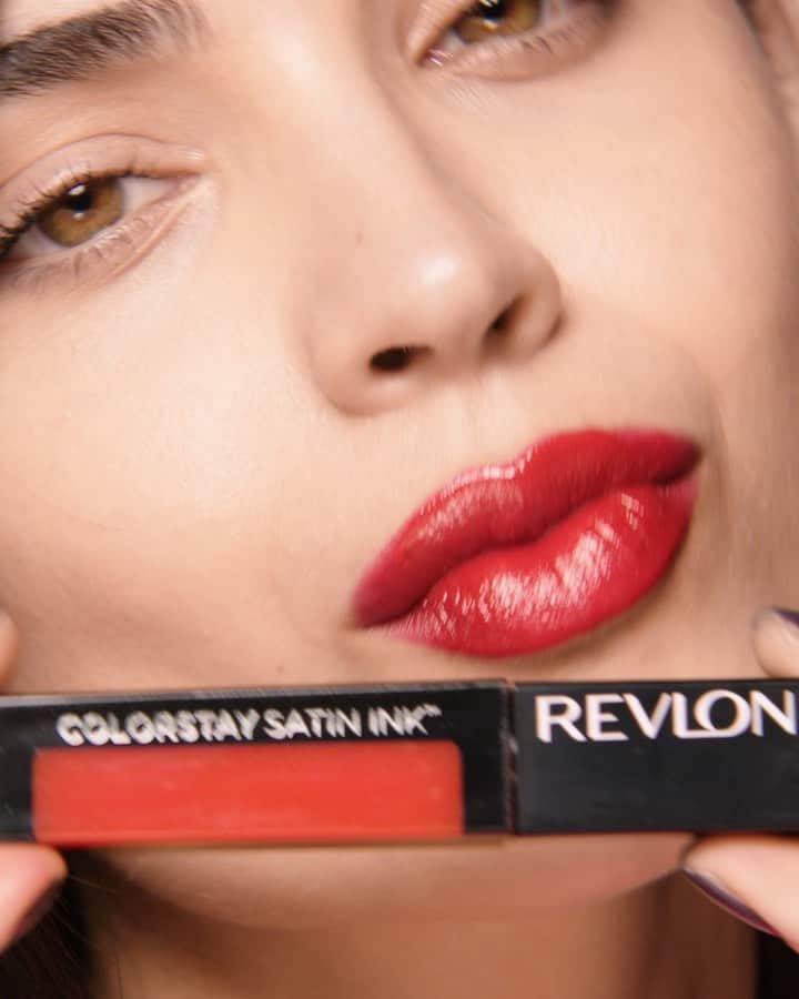 ソフィア・カーソンのインスタグラム：「happy love day everyday❣️ here’s to loving ourselves always #LeaveThemOnRed @revlon   Wearing @revlon’s new Colorstay Satin Ink Lipstick in My Own Boss💄」