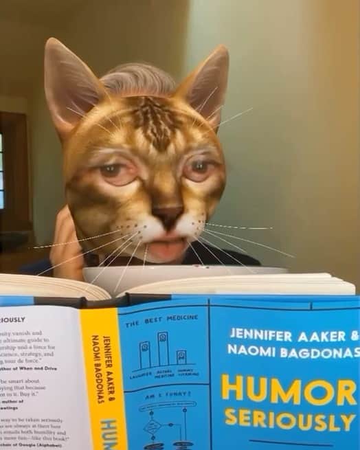 カイル・マクラクランのインスタグラム：「I’m not kitten around when I say that @humor.seriously is a *purr-fect* read 😹 You should check it out right meow! @jenniferaaker @naomibagdonas #HumorSeriously」