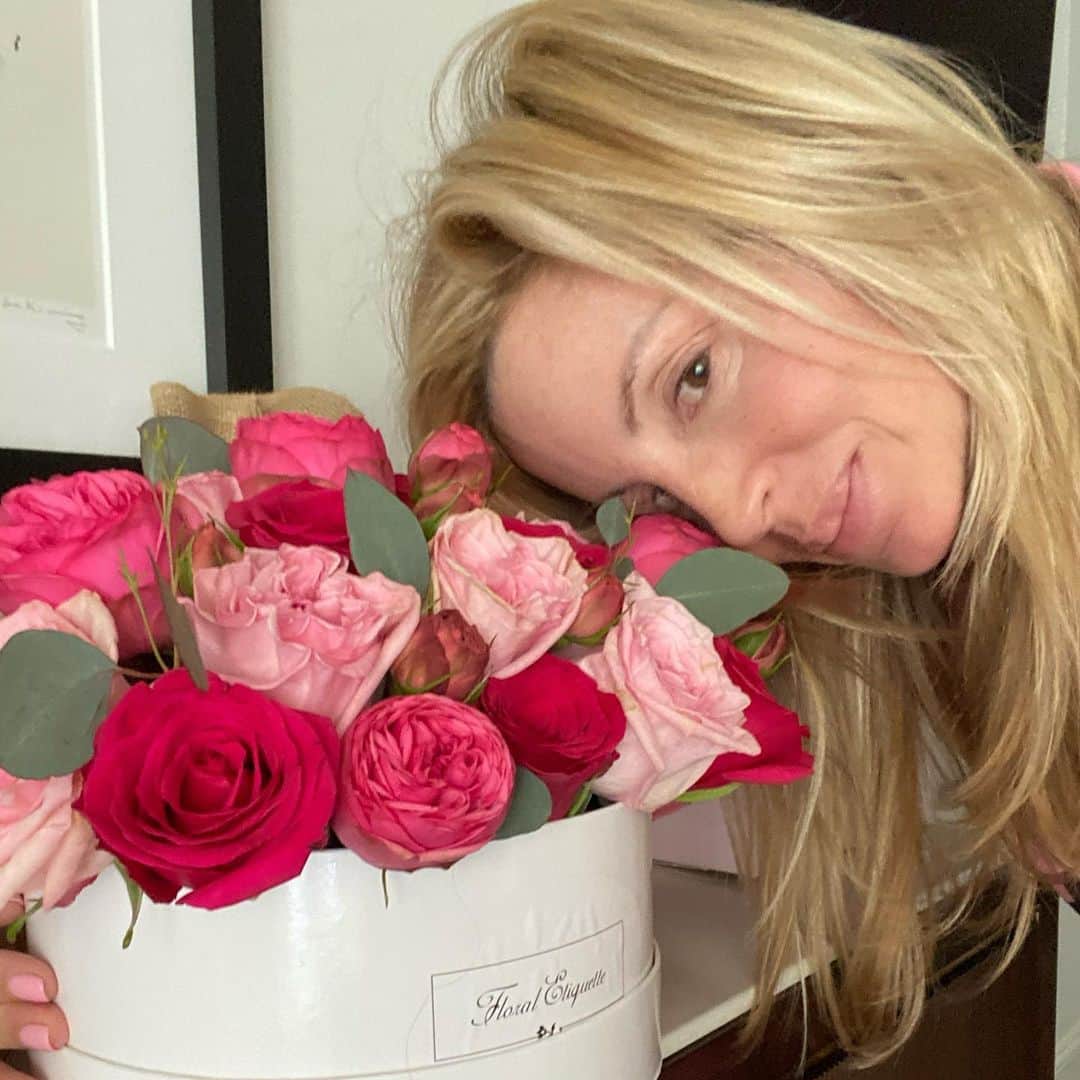 カミール・グラマーのインスタグラム：「I woke up to this beautiful floral arrangement. An early Valentines gift from my love. Thank you Dave! 😘 Flowers from @floraletiquette」