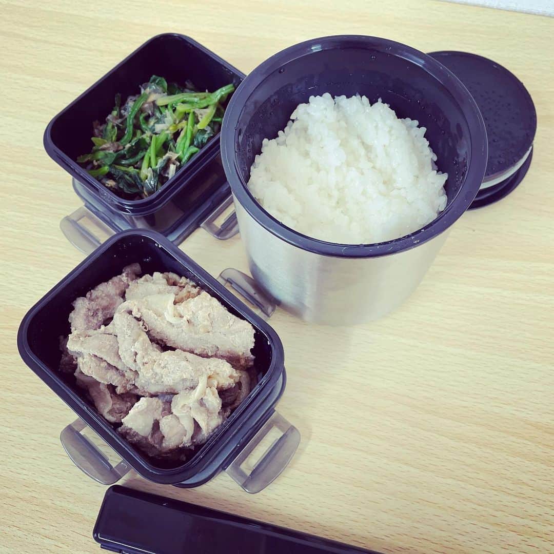 沢村玲/REIのインスタグラム：「今日のお弁当！  クックパッドから"しょうが焼き"と"ほうれん草のおひたし"を作りました☺️  えいくちゃんにお弁当あげたら喜んでくれました！🤗  昨日はcookpadLiveありがとう！  #クックパッド  #cookpad  #お弁当  #料理男子  #料理上手になりたい」