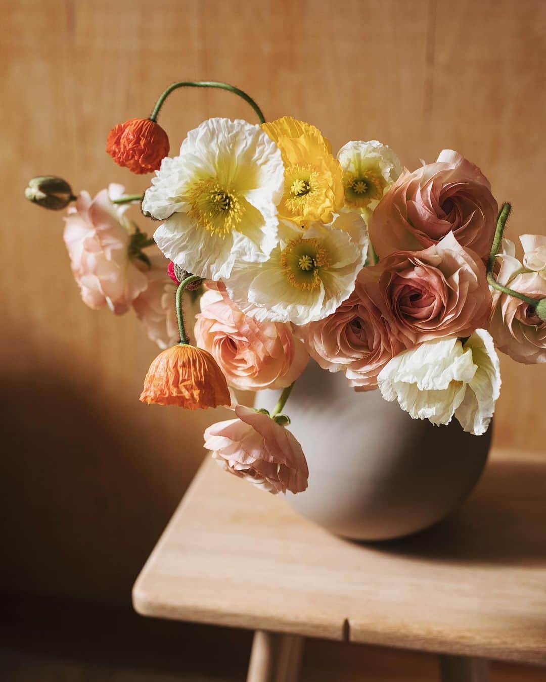 増田由希子のインスタグラム：「Beautiful flowers always brighten my day🌿 #happycolors #poppy #ranunculus #poppies #cooee ポピーとラナンキュラス、好きな花合わせです。 #春色」