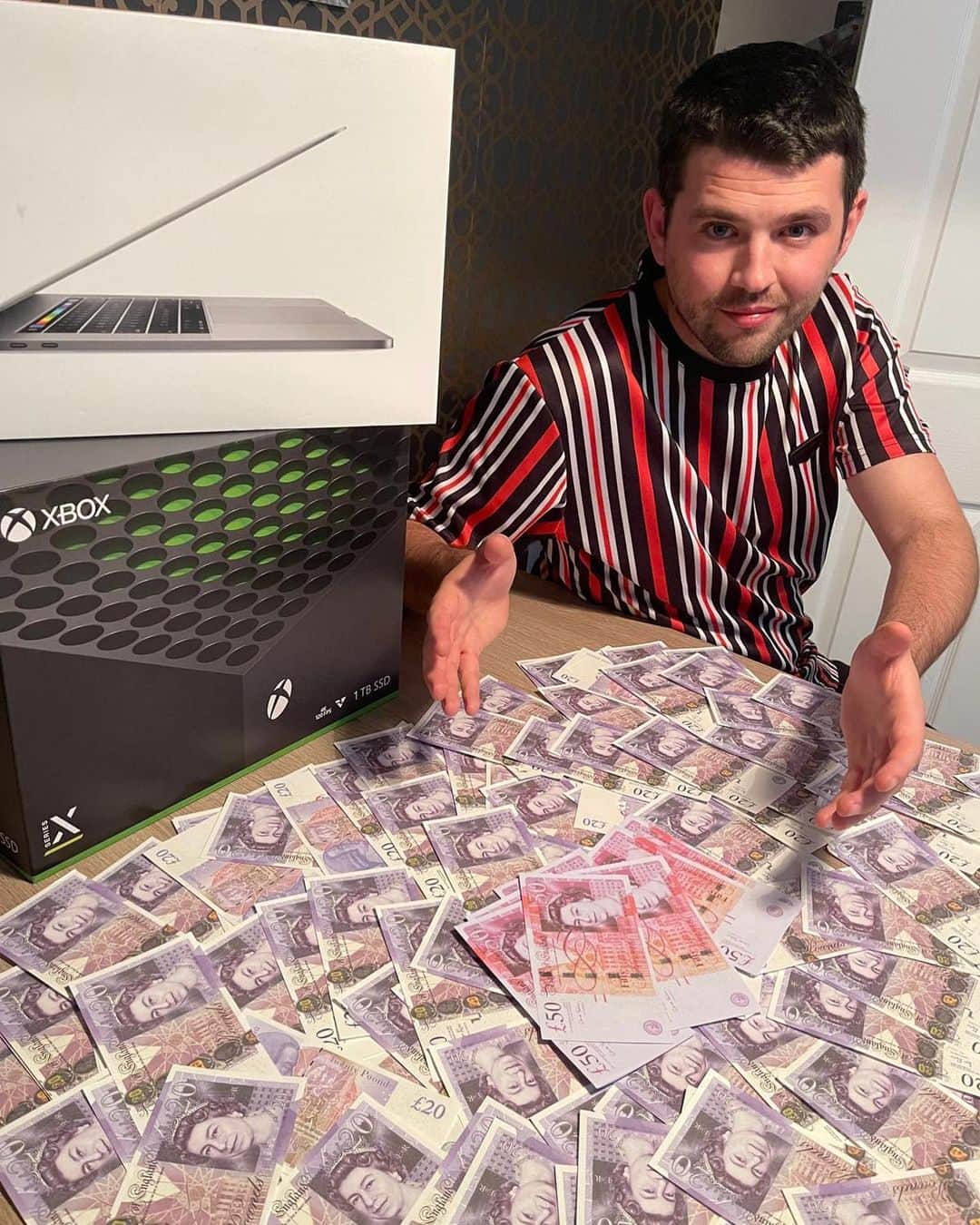 マーニー・シンプソンのインスタグラム：「HUGE GIVEAWAY 👉 🎁 £1500, MacBook Pro, Xbox x series👇  Follow @ryansdigitalworld and check out his latest post to ENTER the giveaway!   3 simple steps...  Check out @ryansdigitalworld #AD」