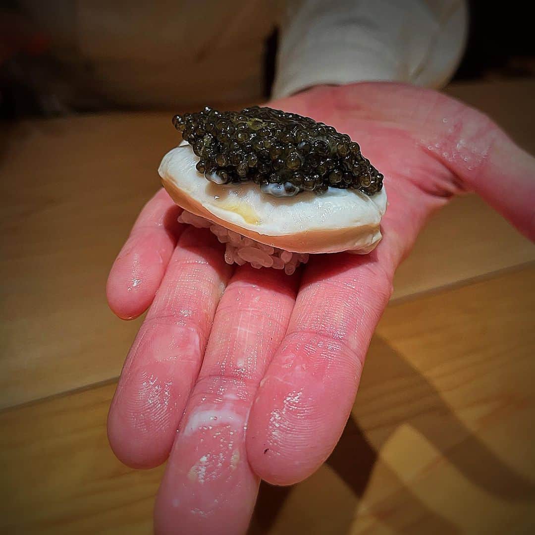 堀江貴文のインスタグラム：「#caviar #blowfish #sperm #フグの白子に自家製キャビアを乗っけてもらう #鮨一幸の塩分濃度2.7%自家製キャビア #美味しくないわけがない #夕食 #料理 #美味しい #ごはん  #food #foodlovers #foodie  #delicious #foodoftheday #foodgasm  #yum #yummy #tasty #eat #eating #hungry #foodpics #fresh #tasty #eating #foodpic #instafood https://teriyaki.me/articles/531」