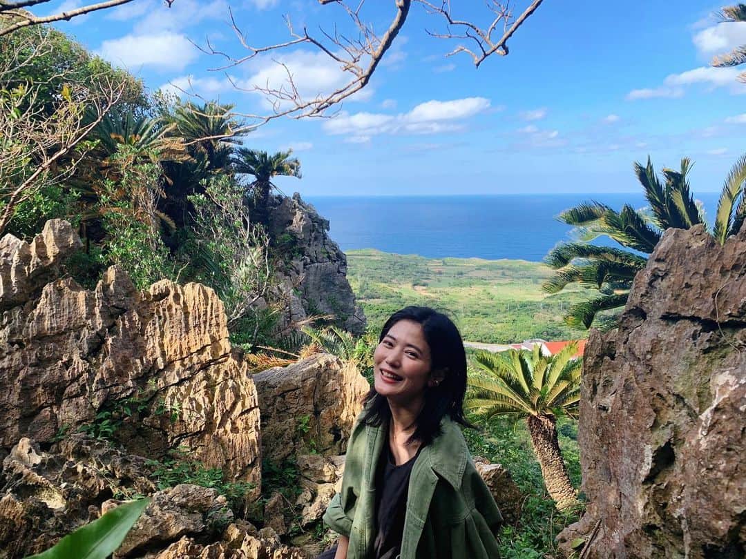 一双麻希 のインスタグラム：「#大石林山 投稿続きですが⛰ ジャングルのような景色の間から、、絶景photo spot☻📸✨ 緑の中を歩いていて、いきなり岩の間から海が広がっていて驚きました。 やっぱり自然のパワーは偉大だなぁ。😌 写真を見返していると、また早く旅したくなります。。 ・ ・ #過去pic #沖縄旅行 #いっそうまきchannel  #パワースポット #女子旅 #沖縄女子旅 #自然が好き #海が好き #トレッキング女子 #トレッキング #登山 #登山初心者 #旅好き女子 #アウトドア好き #アウトドア女子 #沖縄観光 #沖縄 #沖縄旅 #沖縄おすすめスポット #絶景 #日本の絶景 #naturephotography #japanview #powerspot #okinawa #okinawatrip #outdoors #trekking #hiking」