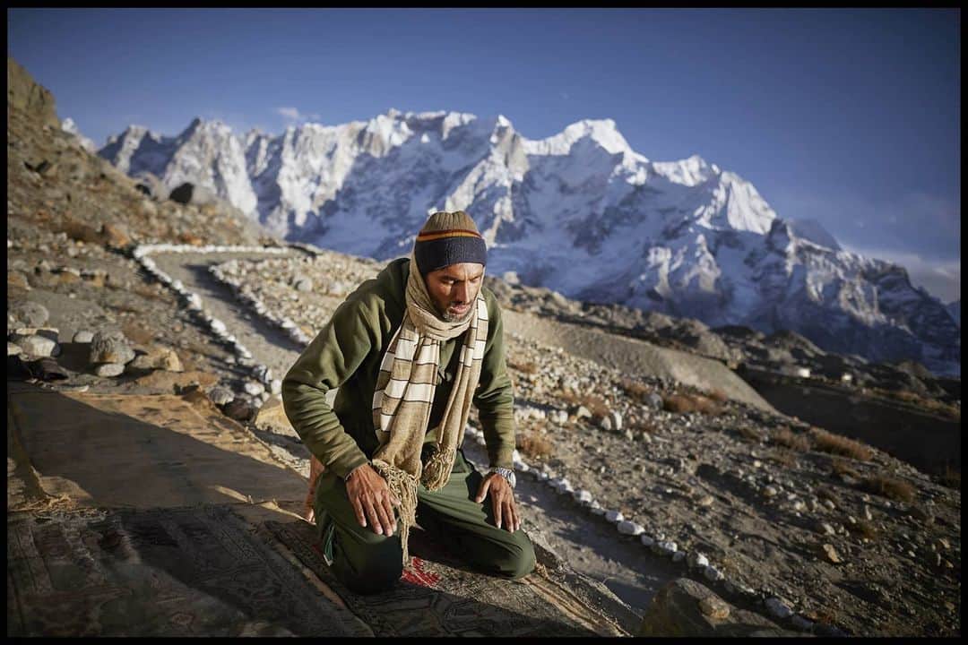 Cory Richardsのインスタグラム：「A Pakistani officer offers prayer from high in the Karakoram, near the line of control and the ongoing Siachen conflict with India. Full story out now in @natgeo March issue written by @freddiewilkinson, pulling at a thread and unraveling a deeper story than previously reported. More work from this assignment coming soon.」