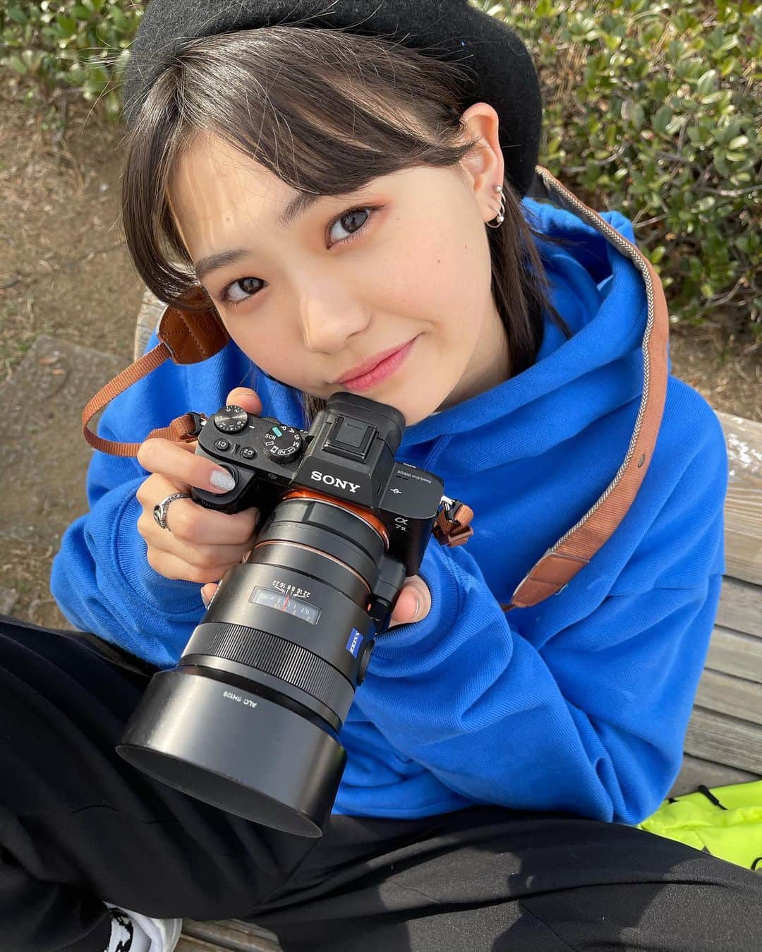 三阪咲のインスタグラム：「#カメラ女子 風 #カメラ女子風な人がカメラ持ちながらカメラ好きの人にiPhoneで写真撮ってもらってる #謎」