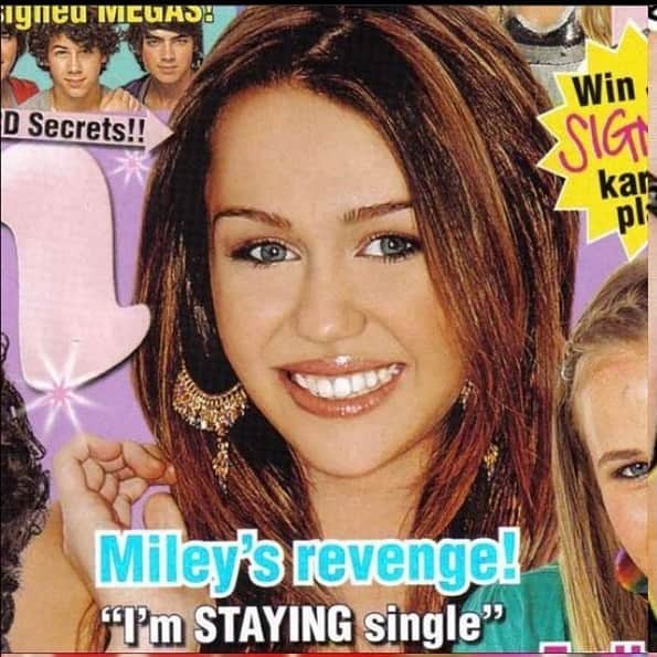 マイリー・サイラスのインスタグラム：「CONFESSIONS OF A TEENAGE DRAMA QUEEN ☠️💕🦄🔪 ☠️💕🦄🔪☠️💕🦄🔪  (yes they sold magazine telling teenagers that being single is vengeful... not just healthy & acceptable!)」