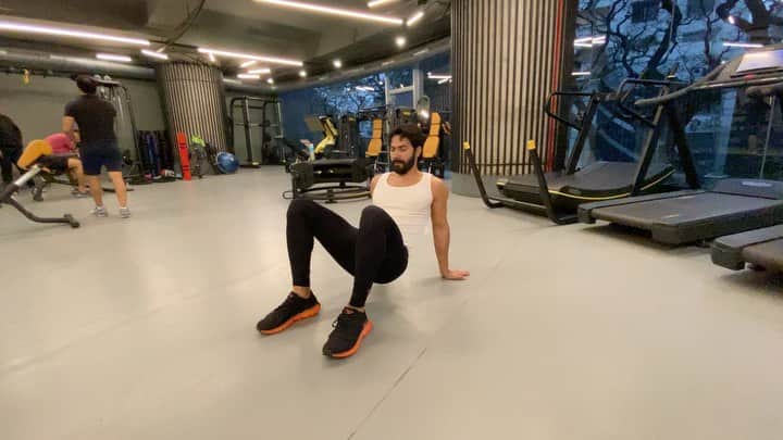 Varun Dhawanのインスタグラム：「Flow work has become a lot of fun for me specially switching from one  posture to another but still a long way to go 🐺」