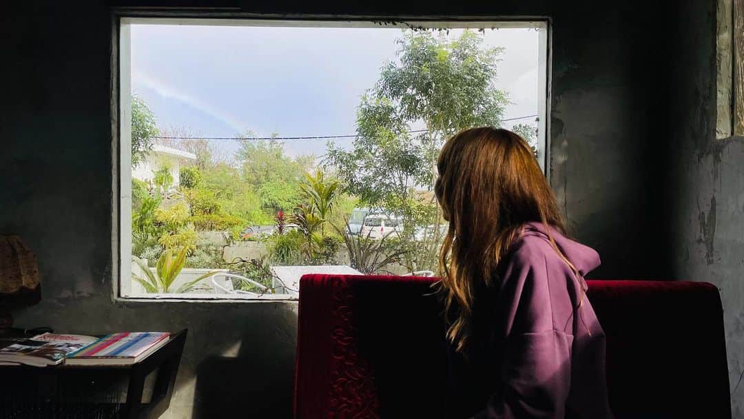 竹原三貴のインスタグラム：「Happy Valentine's day! この日は、雨が降ったり止んだりとぐずついた天気でしたが、 前から行ってみたかったカフェエリアへドライブした時の写真です☕️🚗 軽食を食べてのんびりしてたら虹が出ました🌈 ほんの数分でなくなってしまいましたが、 こんなに大きな窓のそばの席に通してもらって虹まで見られて本当にラッキーな一日でした。 たまにはこうやってのんびりするのもいいですね😊✨  #沖縄カフェ #ニューキタナカ  #カフェ巡り #アフォガード  #cafe #北中城カフェ #虹 #rainbow #무지개」