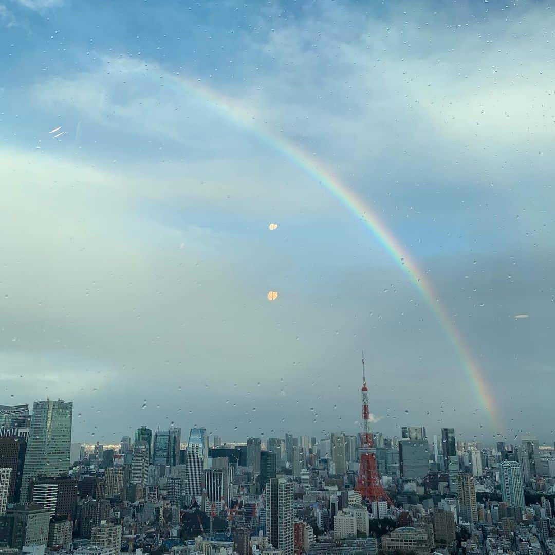 クリス智子のインスタグラム：「曇りと雨で真っ白だった、J-WAVEスタジオからの景色。 番組終わりの16:26頃から、10分ほど、おおきな虹🌈が見えました。 みなさんのところからは、見えましたか？  虹の根っこあたりにいる場合は、見えないのかなぁ..🙄」