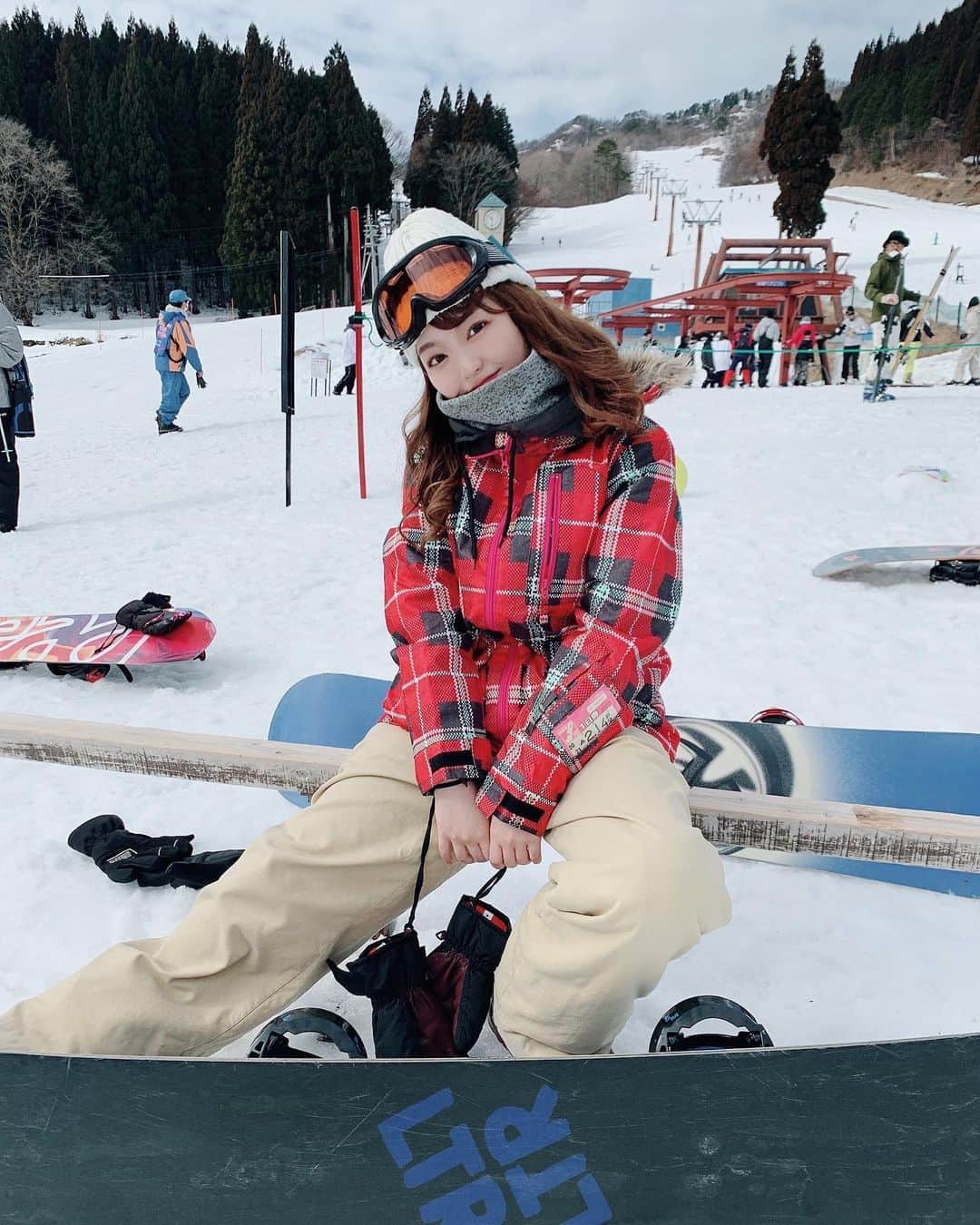安原舞のインスタグラム：「. 予想通り、全身筋肉痛です！（笑）﻿ ﻿ 久々のスノボ楽しかった〜！！🏂✨﻿ ﻿ ﻿ ﻿ #スノボ女子#スノボ#スノボー女子#スノーボード#スノボー#スノボウェア#ハチ北#ハチ北スキー場#snowboarding#snow#valentine#valentineday」