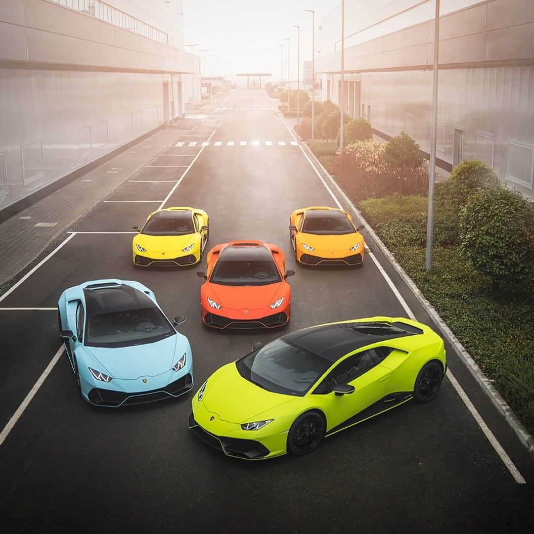 ランボルギーニのインスタグラム：「Choose the color of who you want to be. The Huracán EVO Fluo Capsule, with its amazing possibilities, makes you self-express in an exclusive, astonishing way. The best way to highlight your road and never go unnoticed.  #Lamborghini #HuracanEVO #HighlightYourRoad __  Huracán Evo: Fuel consumption combined 13.7l/100km; CO2-emissions combined 332 g/km (WLTP)」