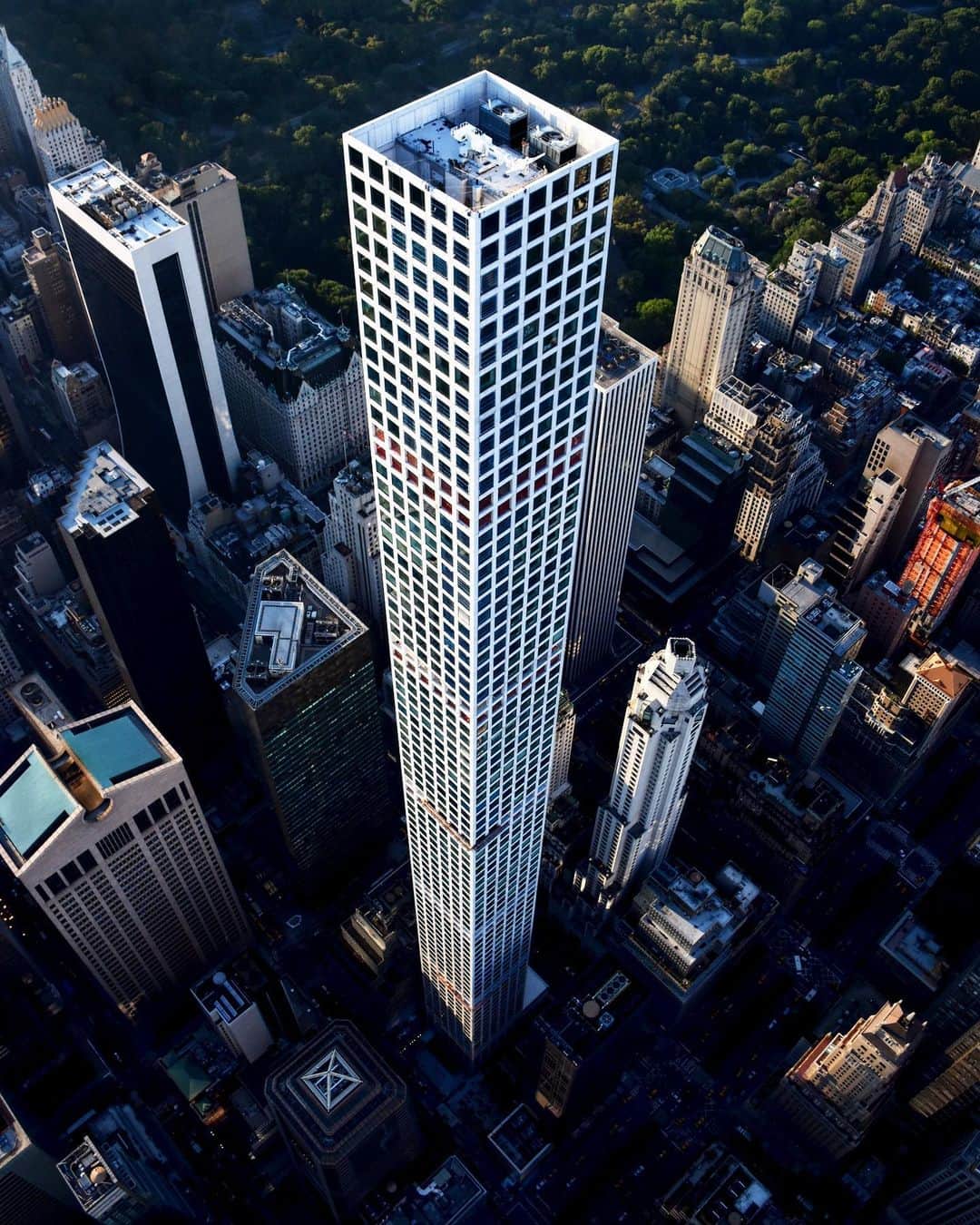 Daily Overviewのインスタグラム：「This shot of 432 Park Avenue in New York City was captured from a helicopter by our founder @benjaminrgrant. At a height of 1,396 feet (426 m), the building contains 104 condominium apartments and is one of the tallest and wealthiest residential buildings in the world. Recent reports of plumbing, mechanical, and noise issues at the luxury condo tower — likely related to its excessive height — highlight a broader issue with super-tall residential towers, which have been sprouting up worldwide in recent years. — Source imagery: @benjaminrgrant」