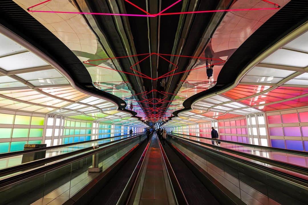田島知華のインスタグラム：「【USA🇺🇸Chicago】 Chicago O'Hare International Airport "Rainbow tunnel"  今まで海外のさまざまな空港に降り立ってきましたが、シカゴ・オヘア国際空港は行ってみたい空港のひとつでした。  ターミナル間を移動するベルトコンベアに架かる虹のトンネル。これが見たかった…！  空港にいるだけでもワクワクするのに、こんなにカラフルで心躍らせてくれる空間があるなんて🌈 建築好きとしては各都市の特色が表れた空港デザインを楽しむのも旅の醍醐味。 Copyright ©︎ TAJIHARU  PENTAX K-1 MarkⅡ  HD PENTAX-D FA 15-30mmF2.8ED SDM WR Osmo Pocket _ #たじはるトリップ #TAJIHARU_usa #アメリカ #シカゴ #chicago #chicagoohare #chicagoairport #airport #pextax #dji #osmopocket #wonderful_places #beautifuldestinations #beautifulplace #earthpix #discoverglobe #discoverearth #awesome_phototrip」