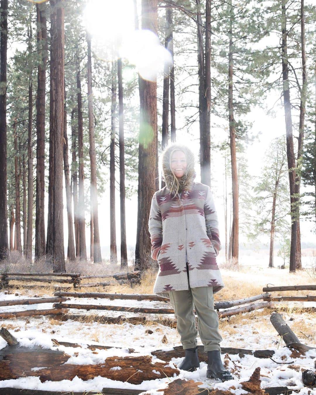 ジェイミー・アンダーソンのインスタグラム：「Some of my favorite trees in Tahoe! 🌲🙌☀️🌙   The energy in this forest located just beside the meadow and headwaters of Lake Tahoe is nothing short  of amazing! It’s where I spent a ton of time walking & “meadowtating” and just getting grounded between my busy schedule....  Nature is medicine! Look within and try to connect with Mother Nature for your healing remedies! 💙💙💙  - @ja.loves_   📷 @justlive / @terrysnydercreative ✨」