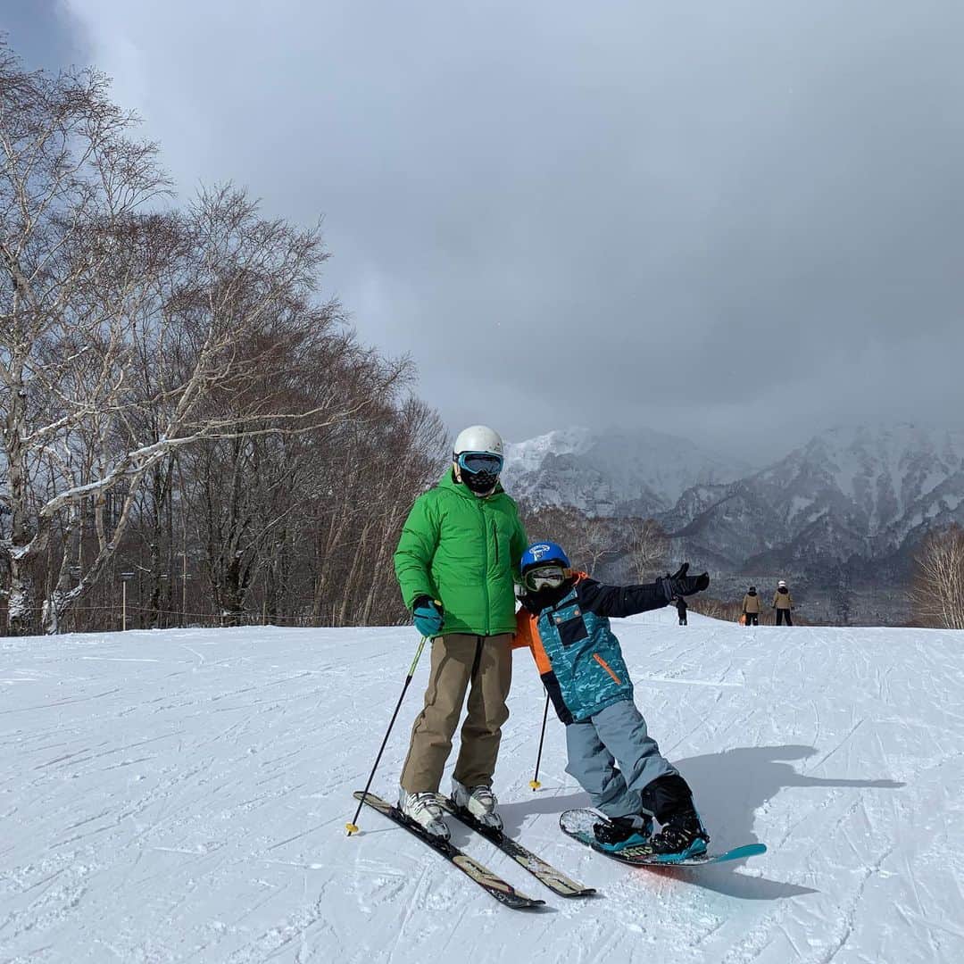上田ユキエのインスタグラム：「爺と孫。７９歳でも９歳スノーボーダーと滑れる父はカッコイイ。 #grandpa #grandson #skier #snowboarder #togakushi #nagano #japan @togakushiskifield_official」