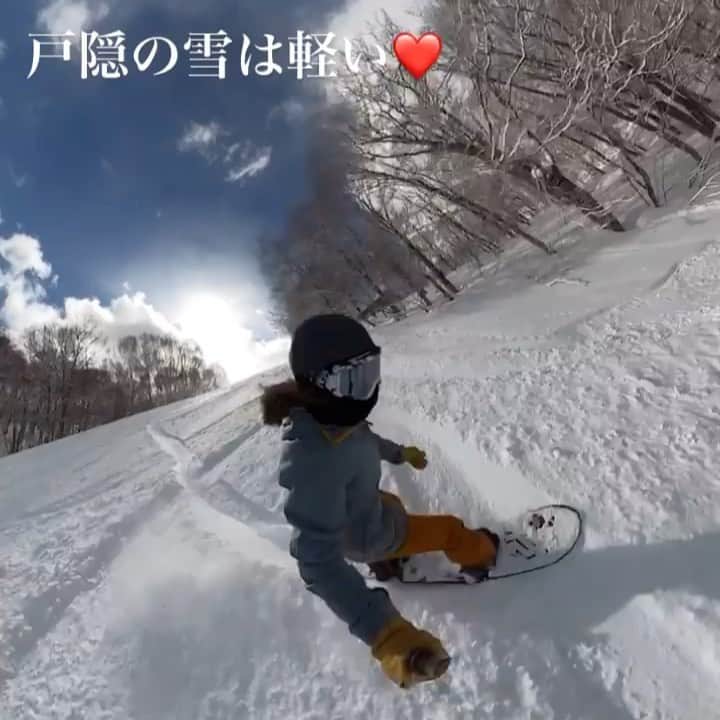 上田ユキエのインスタグラム：「戸隠の雪は軽い❤️ @togakushiskifield_official  #togakushi #nagano #japan #japow #snowboarding #戸隠#スノーボード」