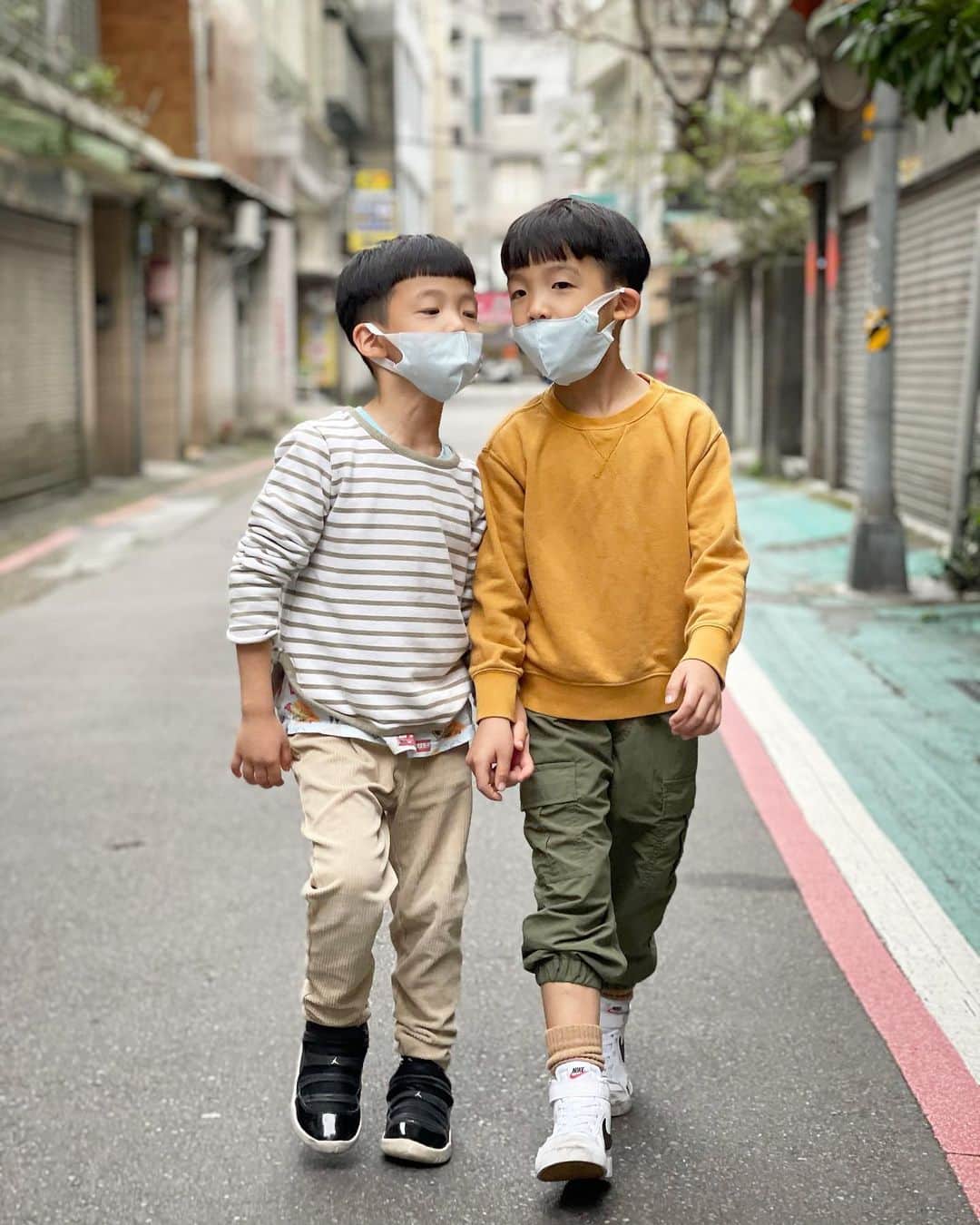 陳建州のインスタグラム：「現在出門都要自己搭配衣服和鞋子了⋯  兩兄弟的穿搭風格不太一樣！🤣🤣🤣」