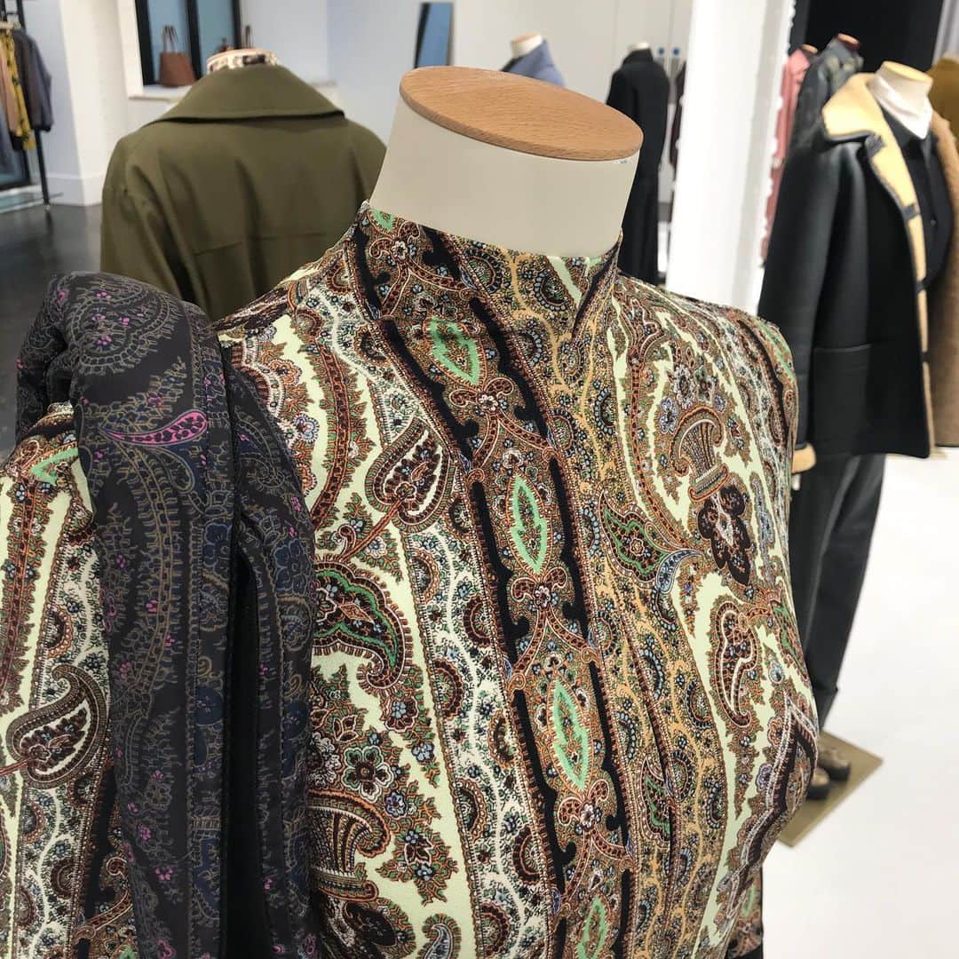 Paul Smithのインスタグラム：「I LOVE Paisley. It’s a print I’ve come back to for autumn/winter 2021 because it seems relevant again. It’s very bold but also can be very elegant especially when used on light fabrics and scarves. I’ve also added some really pop colours to give it my own personal twist. #takenbyPaul   See lots more of the collection on @paulsmithdesign and for the first time if you can pre-order some of my favourite looks on PaulSmith.com.」