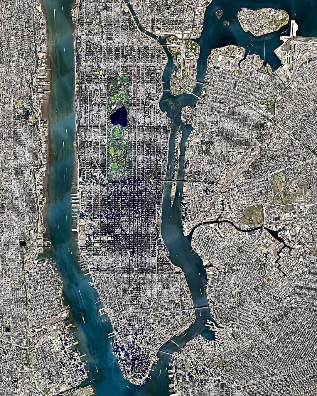 Daily Overviewのインスタグラム：「Manhattan, seen at center, is the most densely populated borough in New York City and is home to roughly 1.6 million people. With an area of nearly 23 square miles, there are more than 72,000 people for every square mile. If the entire world lived with this population density, all of humanity could fit into the country of New Zealand. — Created by @overview Source imagery: @nearmap」