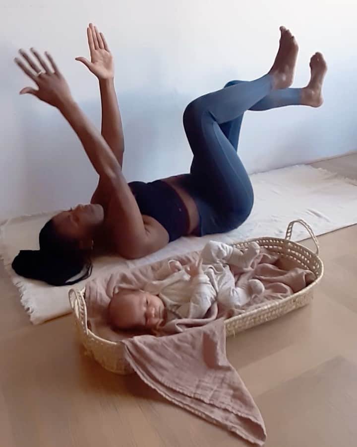 adidas Womenのインスタグラム：「We know a mother's journey through pregnancy doesn't just stop after the third trimester. It can be hard to find time to "have a life" as a mother, but in that 'fourth trimester' and beyond, it's so important to find time for yourself whether that's scheduling a workout, dancing in the kitchen or getting a run in. What's even more important is to feel properly supported and comfortable to go for it.  “The postpartum belly is still a little bit fluffy, and to put the waistband over the belly makes it feel protected and ok to move” - @carolinekruijssen wearing our maternity tight (2 weeks postpartum at the time of this self-capture).」