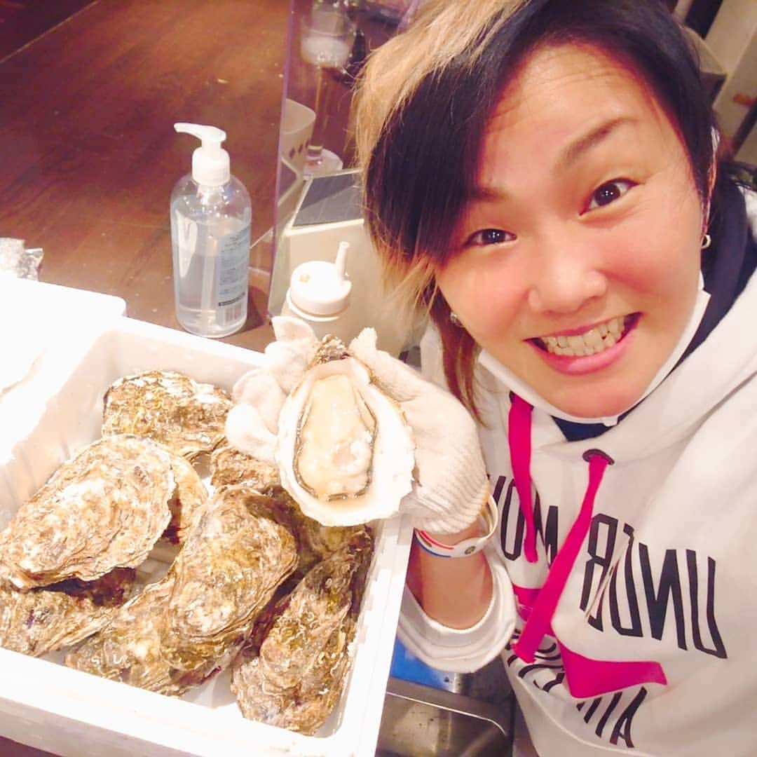 加藤園子のインスタグラム：「#生牡蠣 ～♥️新鮮な広島県産の生牡蠣をいただきました✨‼️ ぷりぷりクリーミーで美味しかった～😍 初めて、牡蠣剥き？チャレンジしたぞ！ 上手いって言われた😁✌️  自分で殻から外して食べた生牡蠣は、これまた格別ね♥️ みんなが面倒くさがる、蟹の解体も大好きなんだ！ 修行に行こうかしらww  #KO-KING #手指の消毒忘れずに」
