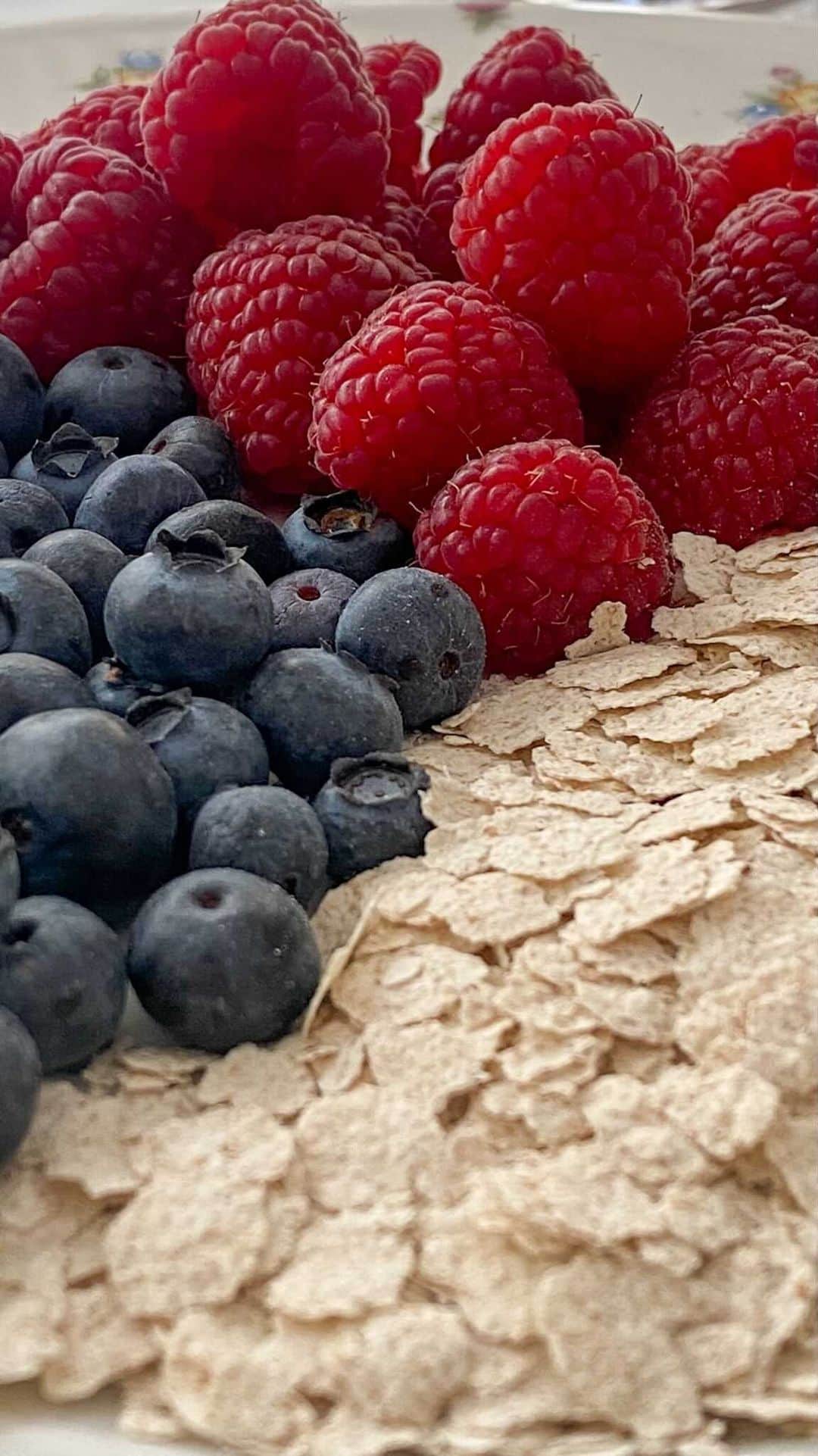 アナ・イバノビッチのインスタグラム：「Simple, healthy, delicious! Berry porridge step by step ☺️ #youmakemehappy」