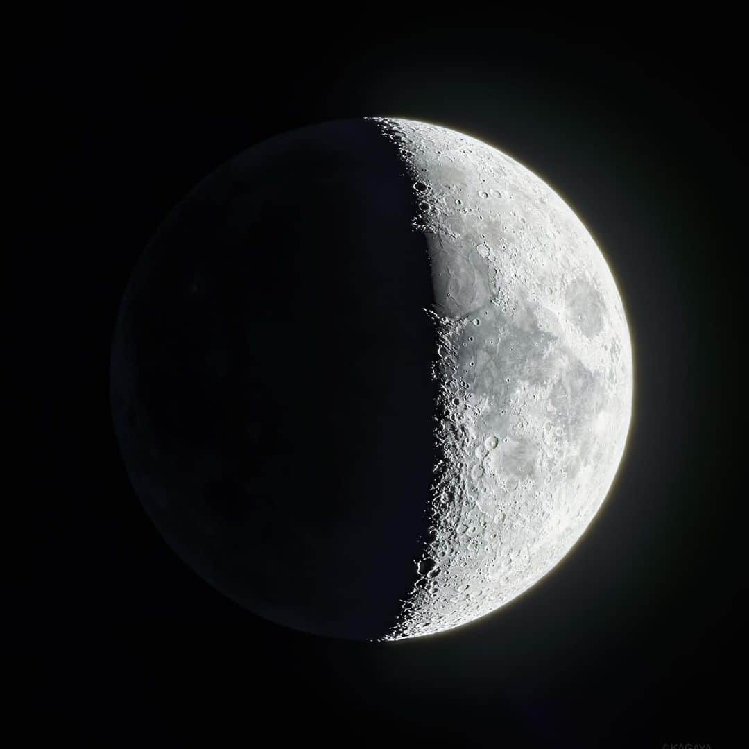 KAGAYAのインスタグラム：「寒空の弓張月。 上弦の半月までもう少しです。 （さきほど望遠鏡を使って撮影） 今日もお疲れさまでした。 #moon  #sonyalpha #α7riv」