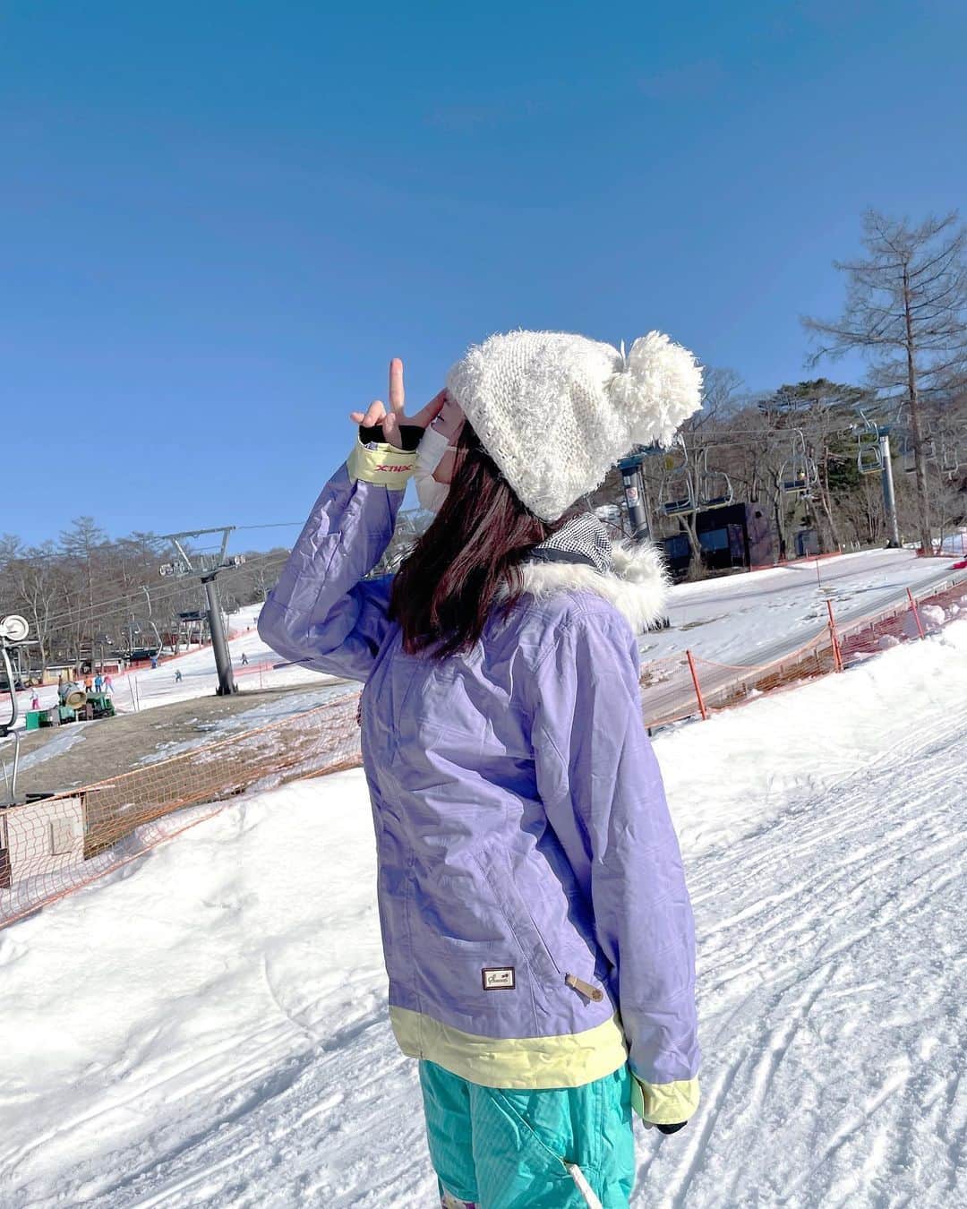 sakiのインスタグラム：「またスノボしたい⛄️ とか思いながら買い物してる時間が圧倒的に長かった笑 . . #スノボ #スノボー #スノボウェア #スキーウェア #スキー場 #ボード #ウィンタースポーツ #軽井沢 #軽井沢旅行 #子連れ旅行 #子連れ旅」