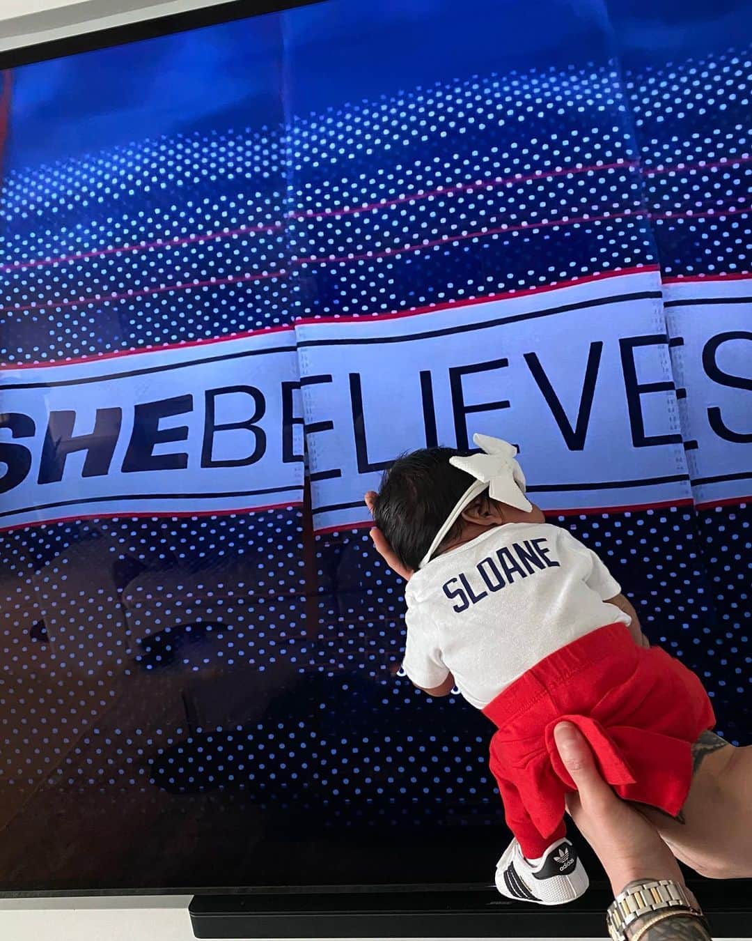 アリ・クリーガーのインスタグラム：「Cheering on all of the Aunties tonight! LFG! 🥰🇺🇸❤️ #SHEBELIEVES」
