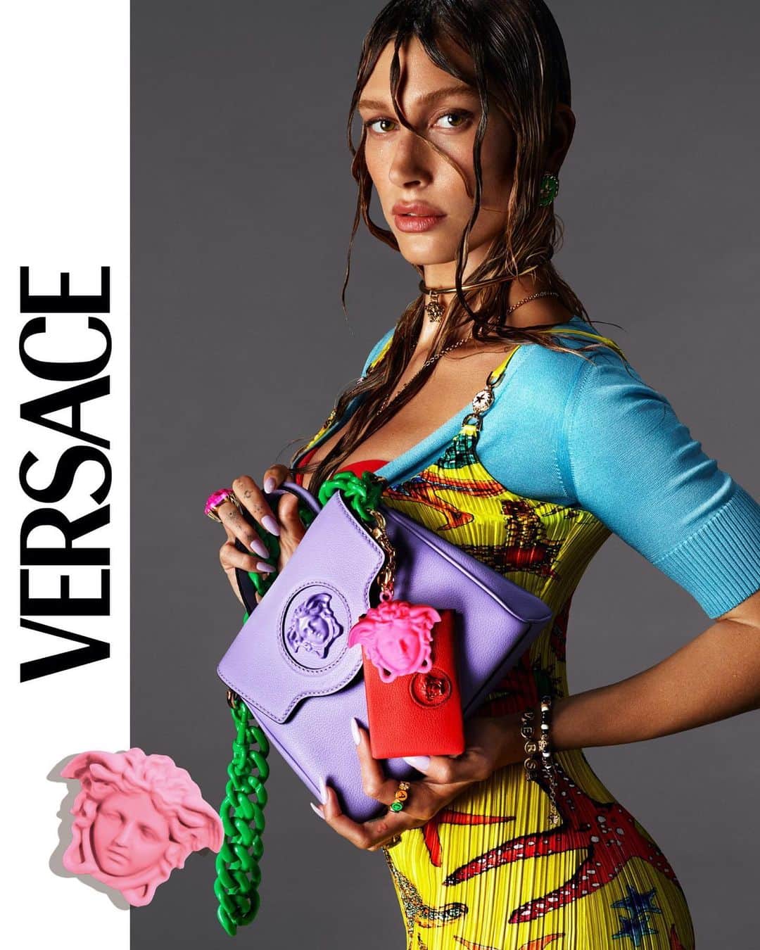 マート・アラスのインスタグラム：「La Medusa  HAILEY @versace by @donatella_versace  fantastic AD by @ferdinandoverderi ⚡️ styled by @kjeldgaard1 hair @paulhanlonhair make up by @lucia_pieroni @casting  @pg_dmcasting #mertandmarcus」