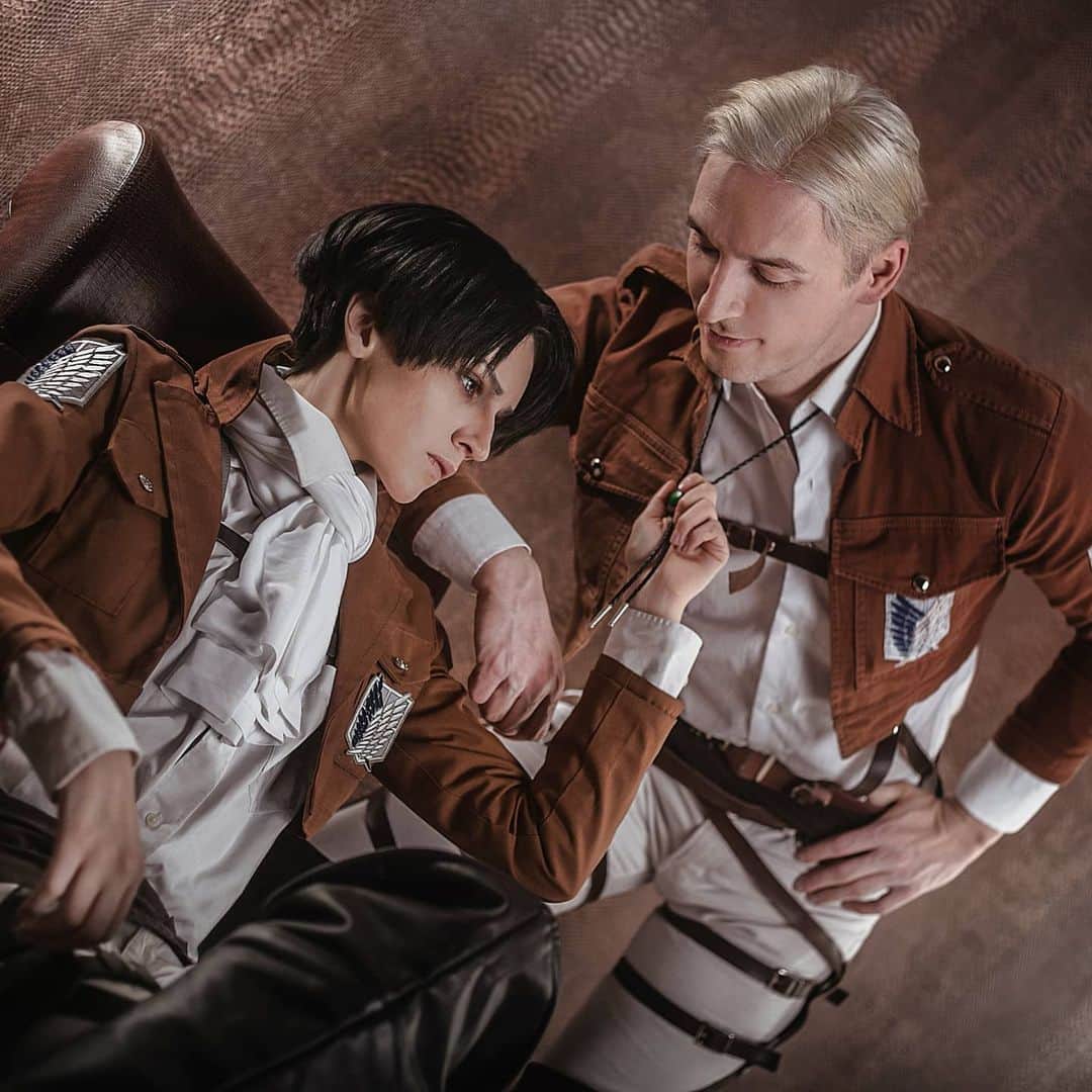 Gesha Petrovichのインスタグラム：「Old but gold 🌚🌝  Time remember good times and renew this cos 😂😂 Shingeki no kyojin /SnK / 進撃の巨人 Me as Levi Ackerman Erwin Smith @bnaumovski Wig @geshacos Support for new photoshoots 🙏❤️ More pics from this photoshoot🌚👇 www.patreon.com/posts/40080430 Ph @fokken__greed」