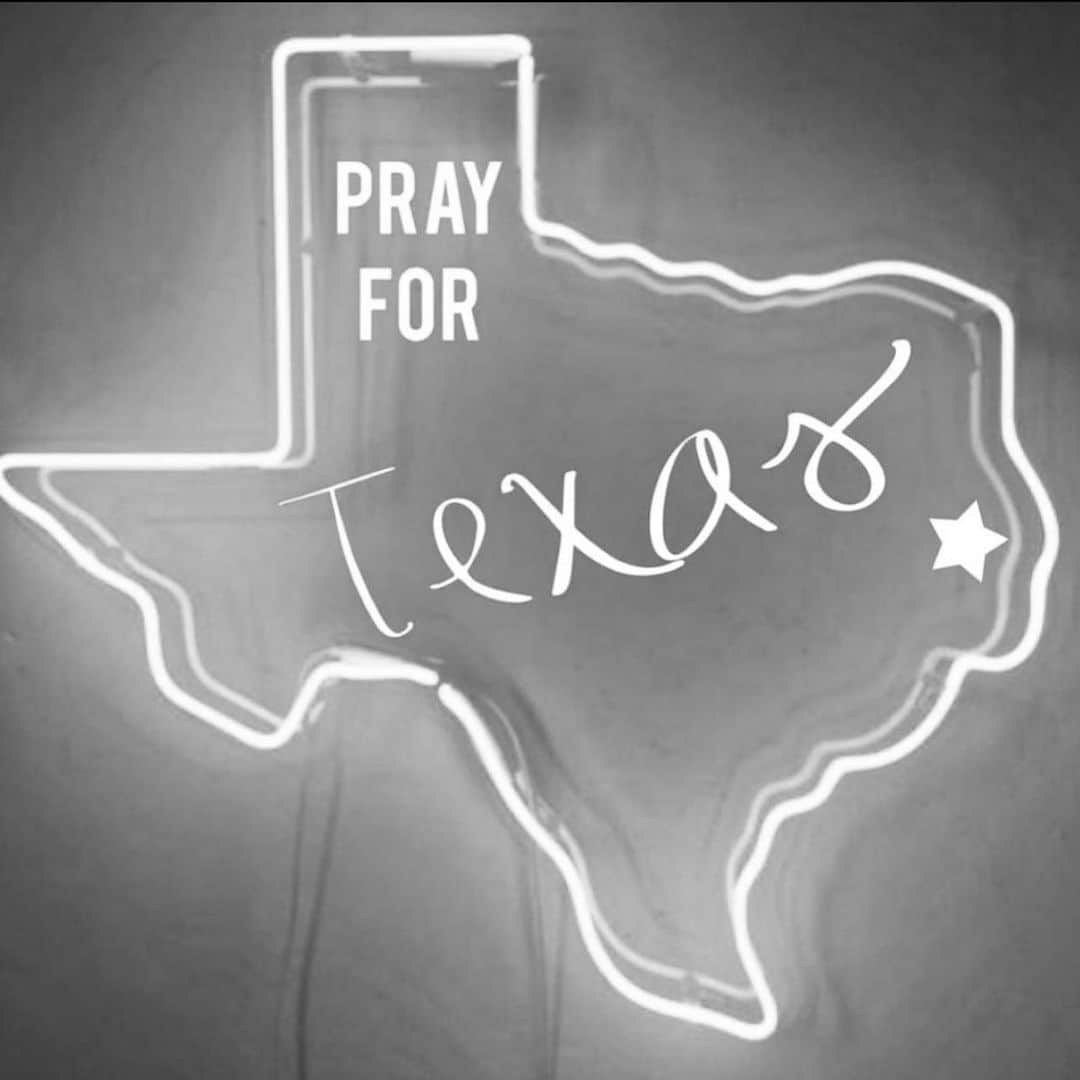 ラ・ラ・アンソニーのインスタグラム：「Please pray for Texas but let’s also try and help those in desperate need if you can. It’s heartbreaking what’s happening there💔😢Swipe to see some ways we can all help and contribute. If anyone knows any other important information or ways to help please post it in the comments. Texas needs us...we gotta step up❤️🙏🏽」