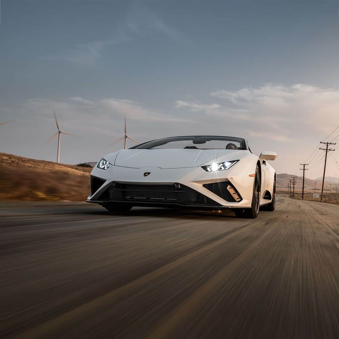 ランボルギーニのインスタグラム：「When you push yourself to the limit, it’s easy to get to the top.  We are glad to announce that Huracán EVO RWD Spyder has been nominated @robbreport’s Sports Car of the Year 2021.  #Lamborghini #HuracanEVORWDSpyder #RewindToRWD __ Huracán EVO RWD Spyder: Fuel consumption combined 13.9 l/100km; CO2-emissions combined 335 g/km (WLTP)」