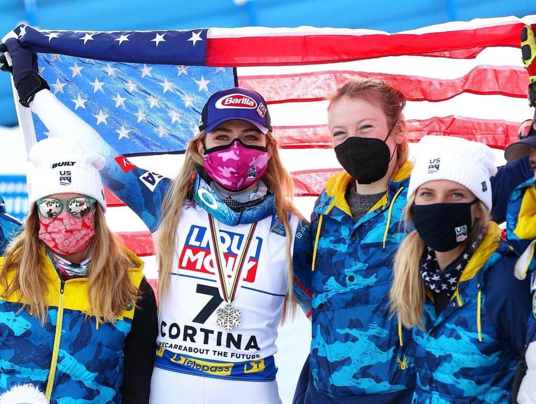 ミカエラ・シフリンのインスタグラム：「Big heart for this team. 💛@nina_obrien you inspired all of us today. Truly spectacular spirit, fight, and skiing and we know your best is yet to come 🤩🤙🤪 One more to go!!☺️」