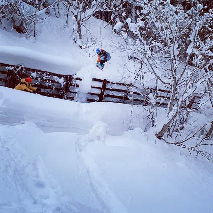 上田ユキエのインスタグラム：「ザ・JAPAN🇯🇵な雪崩留めジャンプ。 #snowboarding #japan #japow #9yearsold #k2miniturbo スノーボード#キッズスノーボード#スノーボーダーキッズ＃9歳」