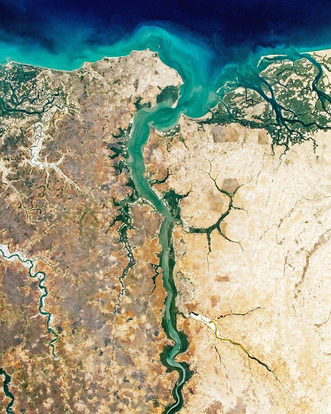Daily Overviewのインスタグラム：「The Gambia is the smallest country in mainland Africa, following the path of its namesake river roughly 200 miles (320 km) inland from the Atlantic Ocean. Apart from its western coast, the nation is bordered on all sides by Senegal and is just 4,127 square miles (10,689 square km) in area — about one-third the size of Belgium. Some 2 million people live in The Gambia, many residing on the coast and in the capital city of Banjul. — Created by @overview Source imagery: @nasaearth」