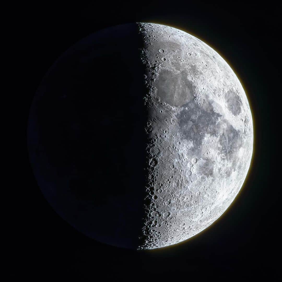 KAGAYAのインスタグラム：「さきほど望遠鏡を使って撮影した上弦の月です。 ぴったり上弦の半月になるのは約7時間後ですが、そのころ月は沈んでしまって日本からは見えません。 #moon  #sonyalpha #α7riv」