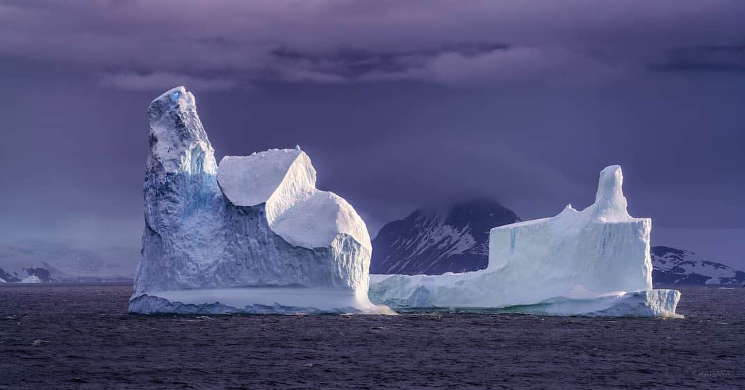 KAGAYAのインスタグラム：「白夜に浮かぶ氷の城。 （2016年、南極にて撮影） 今週もお疲れさまでした。」