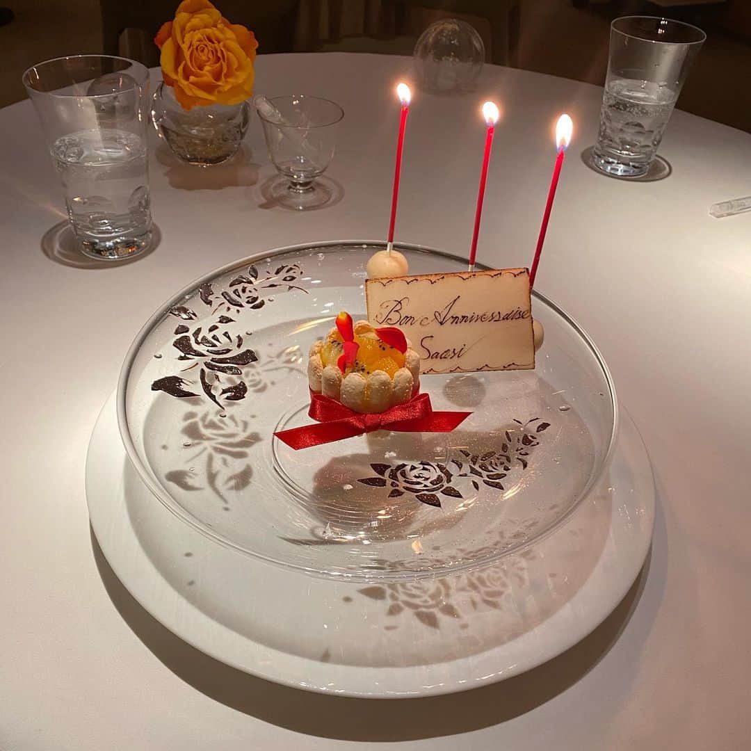羽田沙織さんのインスタグラム写真 羽田沙織instagram ランチは久しぶりに銀座レカンで お誕生日のケーキは 父がサプライズで 電話で頼んでおいてくれました 毎回楽しみなレカンのプチフール 引き出しを開けると 宝石のようにお菓子が入っていて 好き
